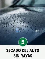 auto con manchas de agua y marcas de secado en pintura
